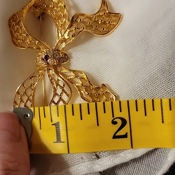 Cut Out Ribbon Bow Gold Tone Brooch Pin Christmas Holiday Clear Red Faux Stones - Picture 9 of 16